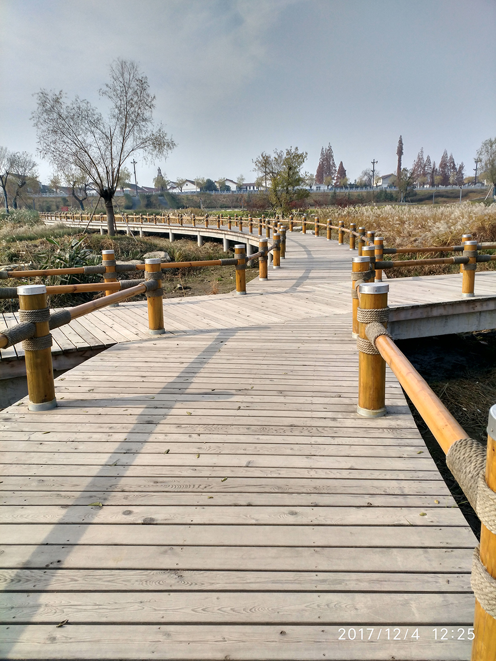 陜西漢中“一江兩岸”濕地公園紅雪松木棧道欄桿